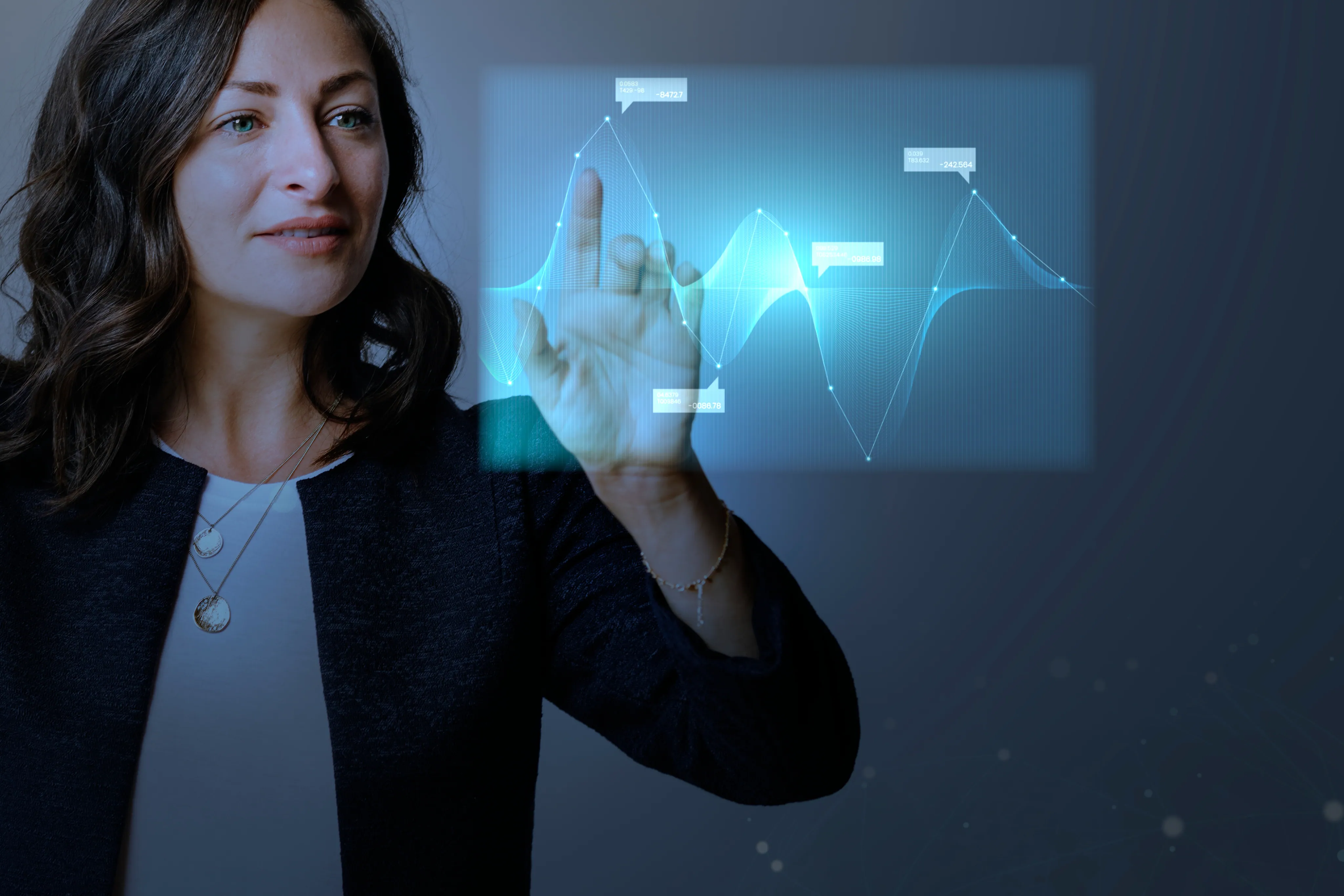 Mujer interactuando con una interfaz holográfica azul
