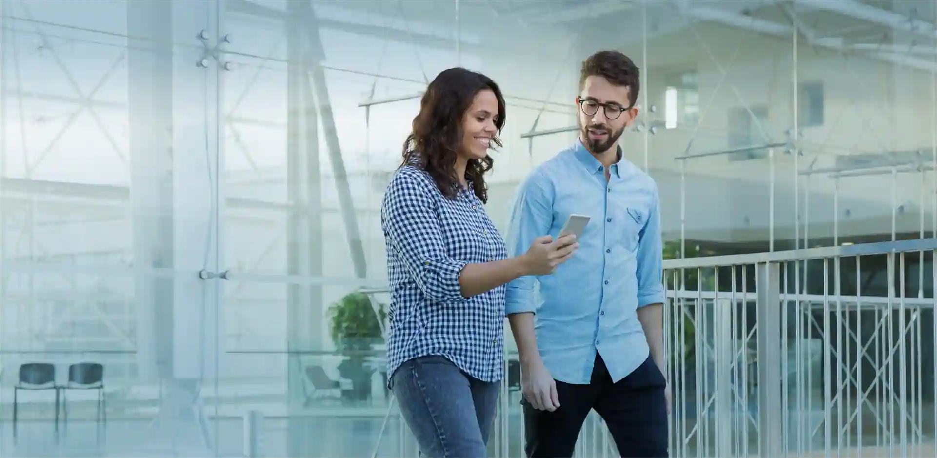 Equipo de trabajo usando tecnología en un espacio corporativo